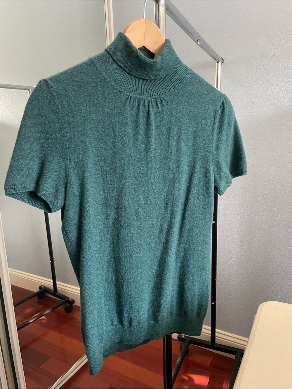 Women’s Short-Sleeve Cashmere Turtleneck Sweater - Banana Republic Size L